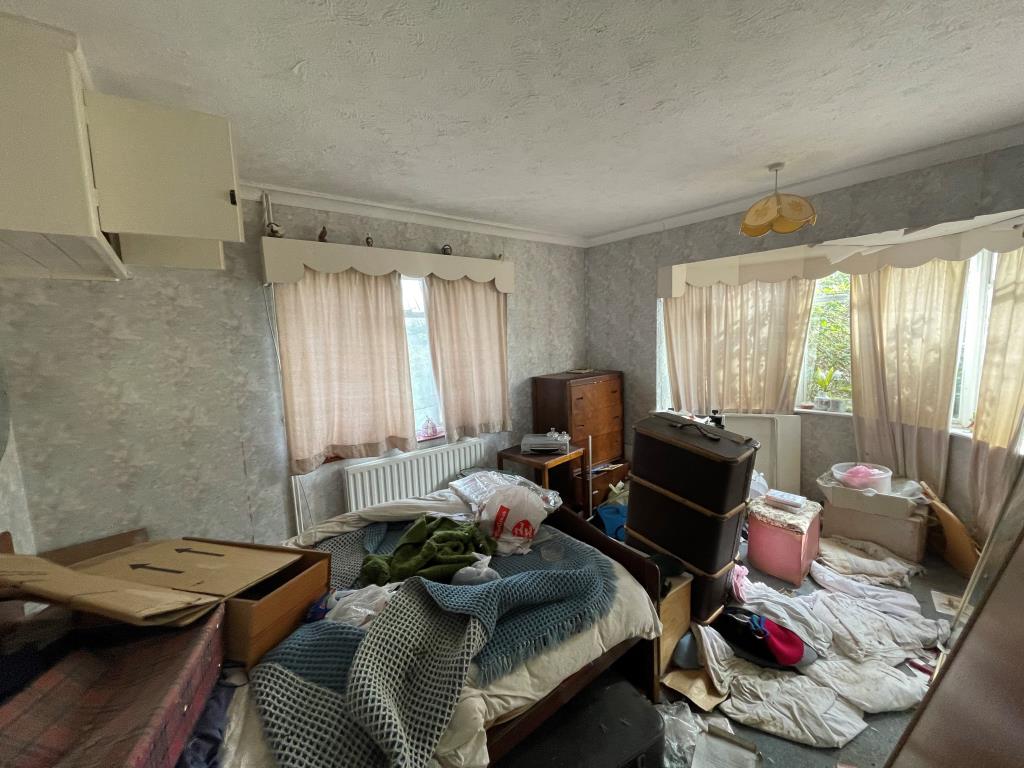 Lot: 9 - DETACHED BUNGALOW ON GOOD SIZE PLOT WITH DEVELOPMENT POTENTIAL - Bedroom with bay window